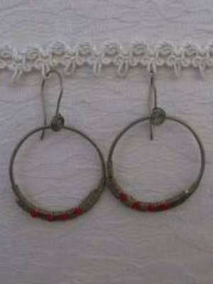 skoylarikia-kykloi-kokkinh-xantra σκουλαρίκια σφυρήλατο αρζαντό κύκλοι με κοραλί κρυσταλλάκια δεμένα με σύρμα αρζαντό