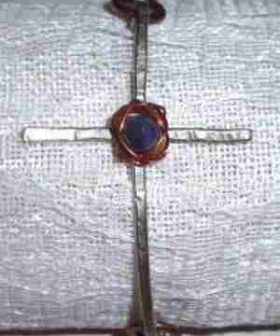 χειροποίητο κόσμημα βραχιόλι σφυρήλατος σταυρός με μαργαριτάρι και δέσιμο με μπρούτζινο σύρμα