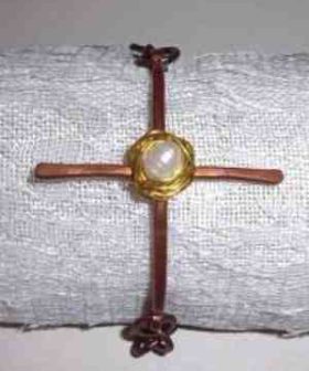 χειροποίητο κόσμημα βραχιόλι σφυρήλατος σταυρός με μαργαριτάρι και δέσιμο με μπρούτζινο σύρμα