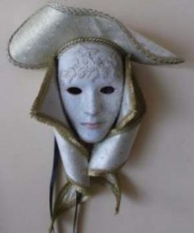 χειροποίητη βενετσιάνικη μάσκα διακοσμητική εκρού χρυσό ύφασμα καπέλο κρακελέ πορσελάνης πρόσωπο με ανάγλυφη δαντέλα χρυσά σιρίτια