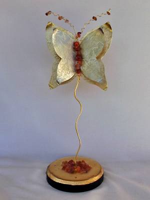 Μεταλλική διακοσμητική πεταλούδα διπλή ορείχαλκος χρυσό αρζαντό ασημί με ημιπολύτιμους λίθους σε ξύλινη βάση με φύλλο χρυσού και υγρό γυαλί