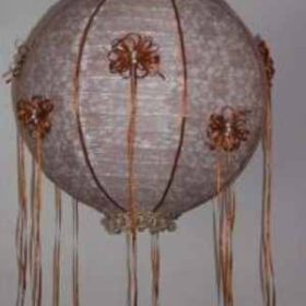 Χειροποίητο φωτιστικό οροφής σοκολατί δαντέλα σοκολατί σατέν κορδελάκια λευκές πέρλες τρέσα με φούντες διαμ. 40 εκ.