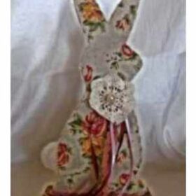 Χειροποίητος Ξύλινος λαγός φλοράλ ύφασμα δαντελένια μπουτονιέρα πέρλα τρέσα