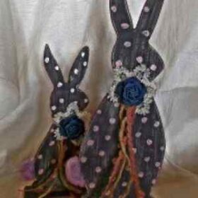 Χειροποίητο Ξύλινο Πασχαλινό Λαγουδάκι γκρι ντεκαπέ χρώμα κιμωλίας ροζ πουά μπουτονιέρα δαντέλα τζιν τριαντάφυλλο λιλά φελτ μάλλινη ουρά τρέσα λινάτσα κορδόνι