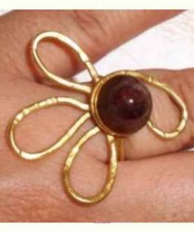 Χειροποίητο δαχτυλίδι σφυρήλατο μπρούτζο Ημιπολύτιμος λίθος γρανάδα υγρό γυαλί 4.5 εκ