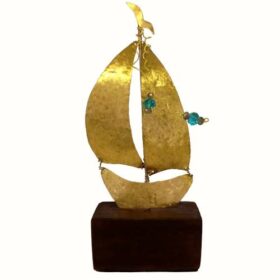 Μπρούτζινο σφυρήλατο καράβι σε ξύλινη βάση γαλάζιες κρυστάλλινες χάντρες