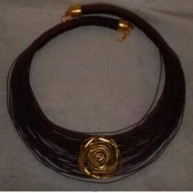 χειροποίητο σφυρήλατο τριαντάφυλλο κολιέ με βαμβακερό κορδόνι