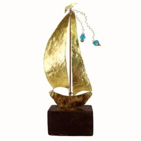 Μπρούτζινο σφυρήλατο καράβι σε ξύλινη βάση γαλάζιες κρυστάλλινες χάντρες