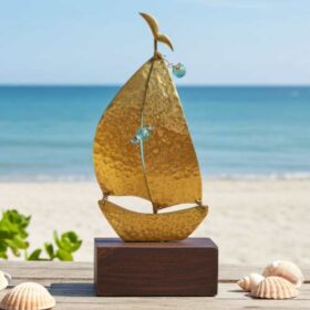 Μπρούτζινο σφυρήλατο καράβι σε ξύλινη βάση γαλάζιες κρυστάλλινες χάντρες