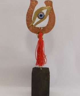 Μεταλλικό διακοσμητικό χειροποίητο σφυρήλατο πέταλο μάτι μπρούτζος χαλκός φούντα σε ξύλινη βάση 24 Χ 7.50