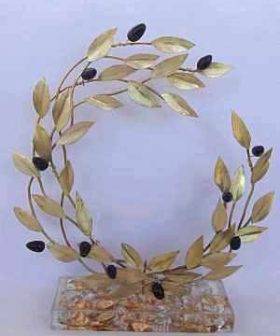 Χειροποίητο στεφάνι ελιάς σε βάση υγρό γυαλί με φύλλα χρυσό και ασήμι μαύρες ελιές 