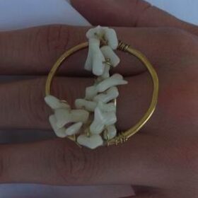 χειροποίητο δαχτυλίδι σφυρήλατο κύκλος με δεμένους ημιπολύτιμους λίθους κοράλλια λευκά