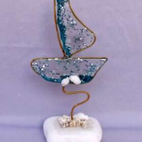 χειροποίητο διακοσμητικό μπομπονιέρα καραβάκι με υγρό γυαλί κοχύλια ημιπολύτιμοι λίθοι βότσαλο