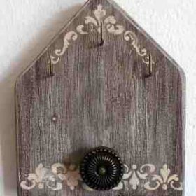 Χειροποίητη κρεμάστρα κλειδοθήκη ξύλινη με μπρούτζινα γατζάκια καφέ παλαίωση με ιβουάρ σχέδια