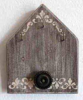 Χειροποίητη κρεμάστρα κλειδοθήκη ξύλινη με μπρούτζινα γατζάκια καφέ παλαίωση με ιβουάρ σχέδια