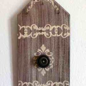 Χειροποίητη κρεμάστρα κλειδοθήκη ξύλινη με μπρούτζινα γατζάκια καφέ παλαίωση με ιβουάρ σχέδια