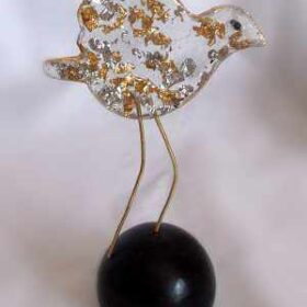 Χειροποίητο διακοσμητικό περιστέρι από υγρό γυαλί με μεταλλικά φύλλα χρυσό ασήμι μεταλλικά πόδια μπρούτζινα σε στρογγυλή βάση μπάλα ρητίνη  handmade decorative resin bird gold silver leaves