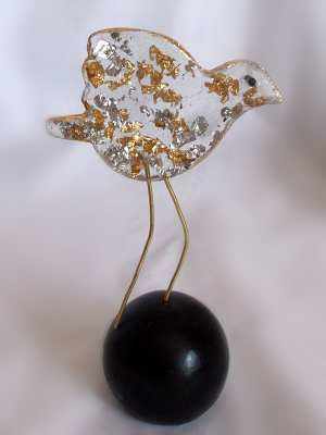 Χειροποίητο διακοσμητικό περιστέρι από υγρό γυαλί με μεταλλικά φύλλα χρυσό ασήμι μεταλλικά πόδια μπρούτζινα σε στρογγυλή βάση μπάλα ρητίνη  handmade decorative resin bird gold silver leaves