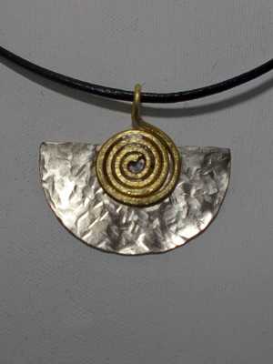 χειροποίητο μενταγιόν ασημί αρζαντό σφυρήλατο χρυσή σπείρα δερμάτινο κορδόνι handmade necklace silver gold spiral leather cord