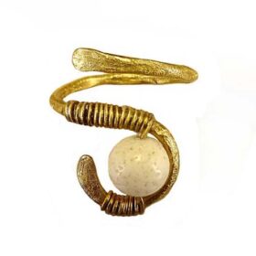 Χειροποίητο δαχτυλίδι σφυρήλατος ορείχαλκος μία χάντρα κοράλλι