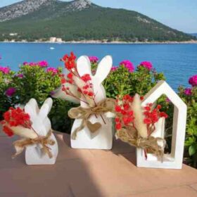 πασχαλινά διακοσμητικά λαγουδάκια σπιτάκια πορσελάνη άσπρα με κόκκινα αποξηραμένα λουλούδια